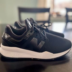 New Balance women’s black sneakers / tennis shoes size 9! Great condition.